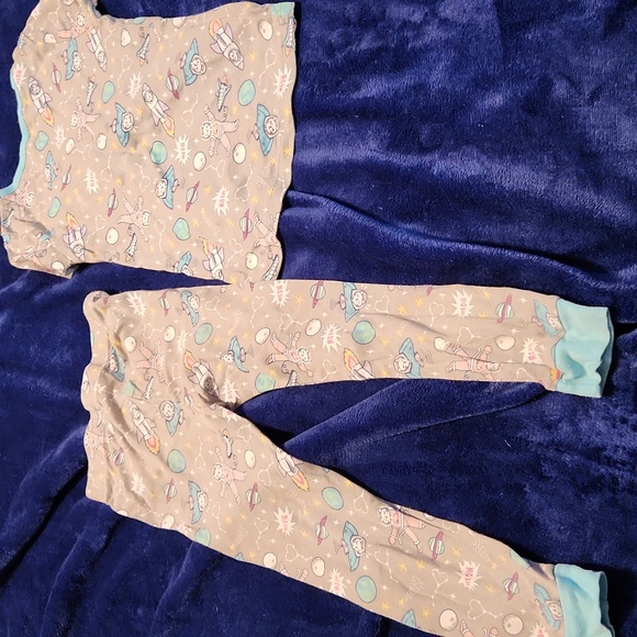 4T Pajamas - Picture 2 of 3